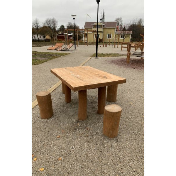 Table Nature avec 4 tabourets Playground de Lars Laj 