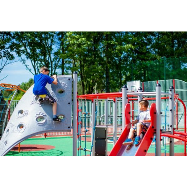 Lars Laj Wal mit Aztecwand Spielplatz